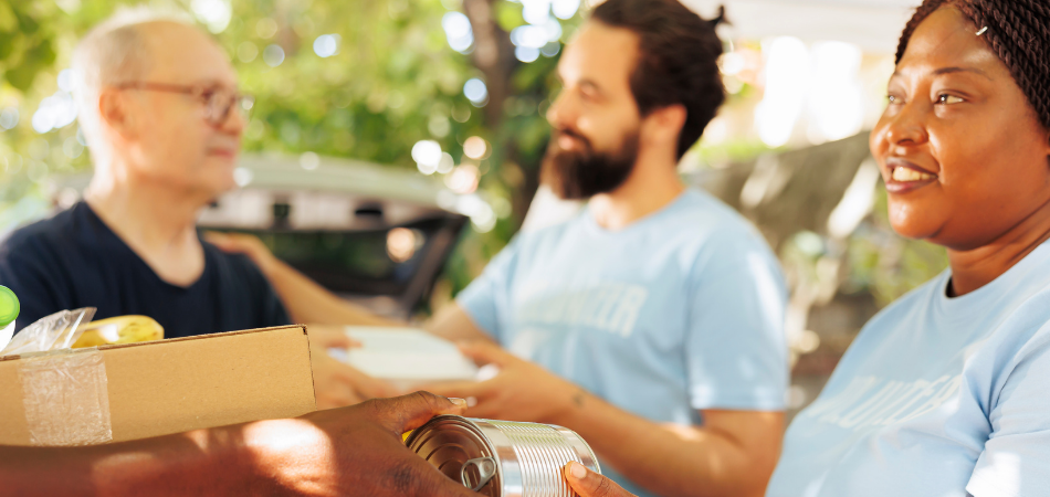 Volunteers donating food